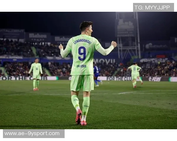 克鲁伊维特称若为巴萨主帅将续约莱万一年看重其经验与能力 克鲁伊维特称若为巴萨主帅将续约莱万一年看重其经验与能力