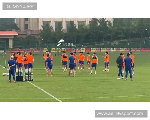 山东泰山队在武汉体育中心进行赛前踩场训练为即将到来的比赛做好准备 山东泰山队在武汉体育中心进行赛前踩场训练为即将到来的比赛做好准备