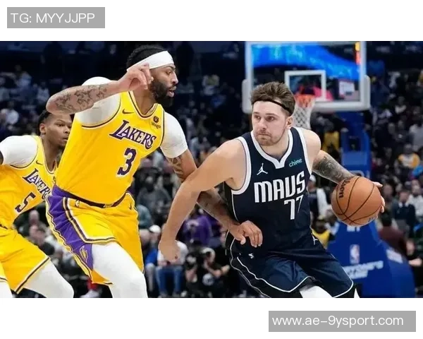 小里与拉拉维亚合影NBA商店东契奇调侃球迷买不买自己球衣 小里与拉拉维亚合影NBA商店东契奇调侃球迷买不买自己球衣