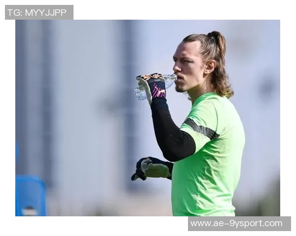 巴黎门将萨福诺夫手骨折仍勇扑四点近期将缺阵比赛 巴黎门将萨福诺夫手骨折仍勇扑四点近期将缺阵比赛