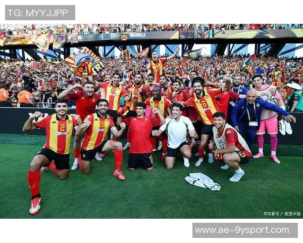 佛得角球员与球迷互动迎战关键战役冲击世界杯梦想